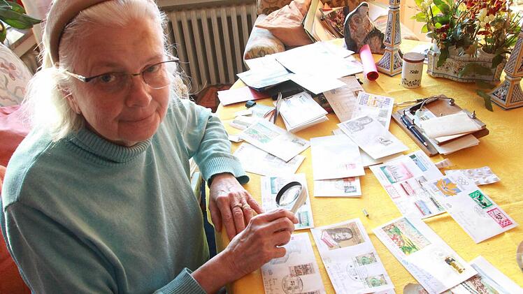 Claudia Lay sammelt seit 60 Jahren Briefmarken. Foto: Carmen Schmitt