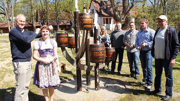 B&uuml;rgermeister Gerald Brehm (links) setzte Bierk&ouml;nigin Dorothea die neue Krone auf. Sandra Hammer, Ingo Sauer, Michael Ackermann, Timo Baier und Sigurd Kohler vom Kellerbergverein (von links) waren Zeugen auf dem Petersbecks-Keller. Foto: Andreas Dorsch