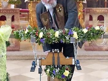 Ehrenobmann Bruno Tittel durfte die Glocke als Erster zum Klingen bringen. Foto: Klaus-Peter Wulf