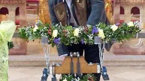 Ehrenobmann Bruno Tittel durfte die Glocke als Erster zum Klingen bringen. Foto: Klaus-Peter Wulf