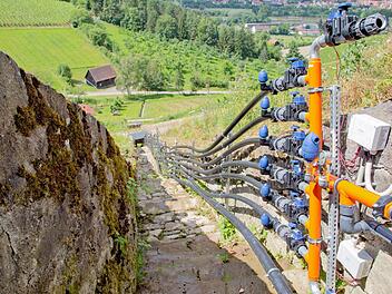 Das Herzstück der an sich simplen Bewässerung im Weinberg ist die ausgeklügelte Mess- und Steuertechnik. Foto: dpa