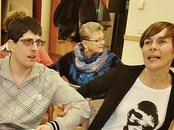 Singen, klatschen, schunkeln, Spaß haben. Die Abteilung "Offene Behindertenarbeit" (OBA) des Heilpädagogischen Zentrums Lichtenfels gründete vor zwei Jahren einen Heimattreff in Altenkunstadt. Zum Auftakt gab es einen Schlager- und Volksmusikabend. Jetzt feiert die Oba ihren 25 Jahre währenden EInsatz für Menschen mit Behinderung im Landkreis Lichtenfels. Foto: Archiv