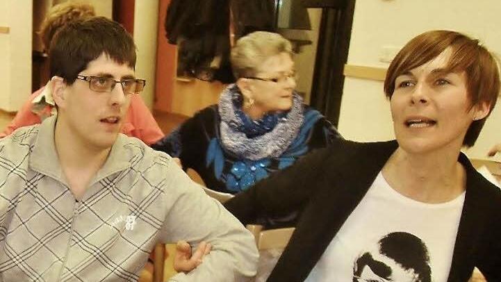 Singen, klatschen, schunkeln, Spaß haben. Die Abteilung "Offene Behindertenarbeit" (OBA) des Heilpädagogischen Zentrums Lichtenfels gründete vor zwei Jahren einen Heimattreff in Altenkunstadt. Zum Auftakt gab es einen Schlager- und Volksmusikabend. Jetzt feiert die Oba ihren 25 Jahre währenden EInsatz für Menschen mit Behinderung im Landkreis Lichtenfels. Foto: Archiv