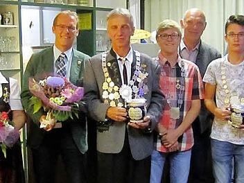 Nach der Königsproklamation: Renate Münchehofe, Bürgermeister Wolfgang Desel, Schützenkönig Robert Günther, Jugend-Vizekönig Joshua Dillig, Jugendleiter Norbert Steppan, Jugendkönig Leon Spörlein und Vorsitzender Stephan Fischer Foto: Andrea Spörlein