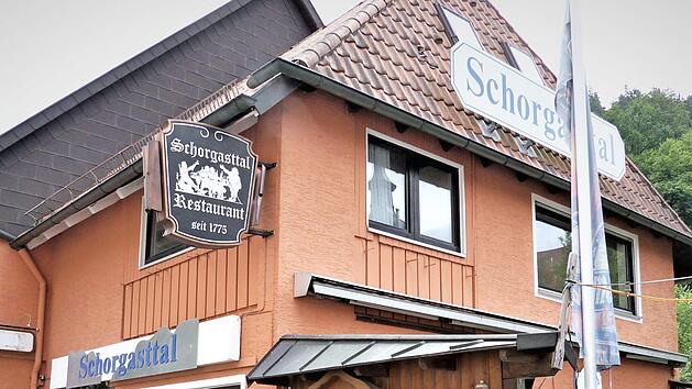 Seit mehr als 65 Jahren war in dem Haus am Schorgasttal eine gastronomische Tradition. Unser Bild zeigt von links Raimund Schramm von der G&auml;ste-Information, Eigent&uuml;mer Francesco Di Gesu und B&uuml;rgermeister Hermann Anselstetter. Fotos: Werner Rei&szlig;aus