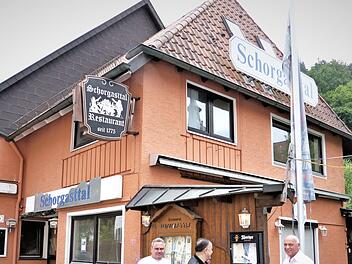 Seit mehr als 65 Jahren war in dem Haus am Schorgasttal eine gastronomische Tradition. Unser Bild zeigt von links Raimund Schramm von der Gäste-Information, Eigentümer Francesco Di Gesu und Bürgermeister Hermann Anselstetter. Fotos: Werner Reißaus