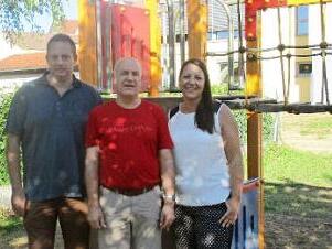 Zahnarzt Jörg Reichert (Mitte) hat dem Kindergarten Burglauer Geld gespendet. Darüber freuen sich Peter Kraus, Vorsitzender des Kindergartenvereins und Kindergartenleiterin Carmen Manger.  Foto: Ilse Buhl
