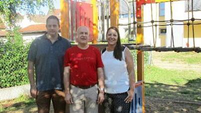 Zahnarzt Jörg Reichert (Mitte) hat dem Kindergarten Burglauer Geld gespendet. Darüber freuen sich Peter Kraus, Vorsitzender des Kindergartenvereins und Kindergartenleiterin Carmen Manger.  Foto: Ilse Buhl