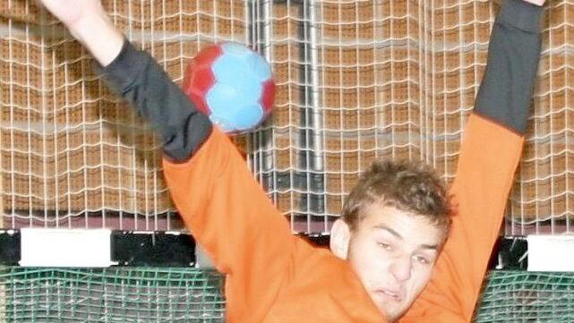Erneut nicht um ihre Aufgabe waren die Eberner Torhüter Paul Schad (unser Bild) und Moritz Kröner zu beneiden, die diesmal 43 Mal den Ball aus dem Netz holen mussten. Foto: Dietz