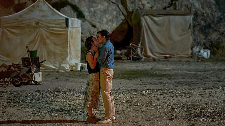 Die junge Arch&auml;ologin Alice (Kaley Cuoco) lernt Tom (Sam Claflin) bei Auslandseins&auml;tzen kennen.