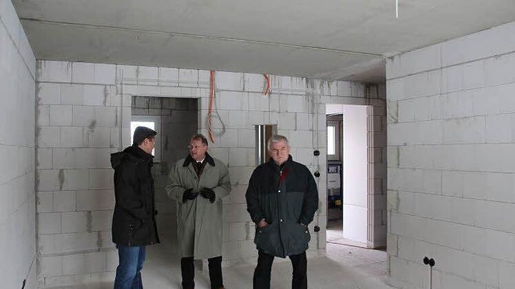 Die Stadträte Christian Meyer, Jürgen Oehm (beide CSU) und Alfred Lieb (CSB) besichtigen die Baustelle.