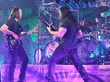 Die New Yorker Progressive-Metal-Band "Dream Theater" bietet rund 2500 begeisterten Fans in der Brose Arena in Bamberg eine Show der Superlative. Foto: Matthias Hoch