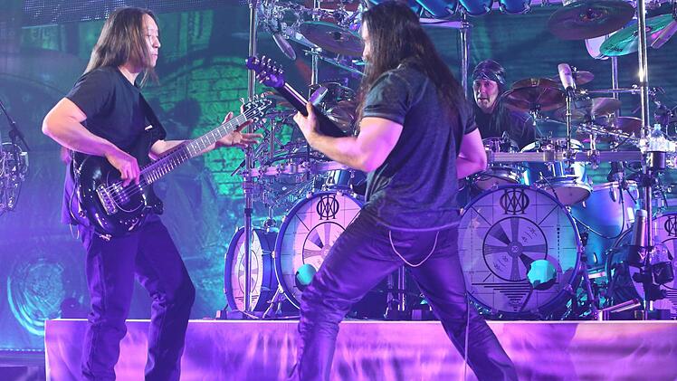 Die New Yorker Progressive-Metal-Band "Dream Theater" bietet rund 2500 begeisterten Fans in der Brose Arena in Bamberg eine Show der Superlative. Foto: Matthias Hoch