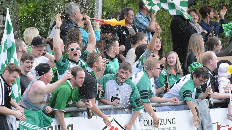 Bestens war die Stimmung in Thulba beim Spiel des SV Machtilshausen gegen den TSV Stangenroth. Foto: ssp