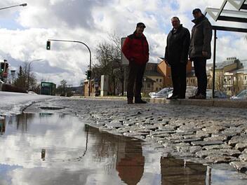 Drei Männer am See: Die Straßenentwässerung spielt bei der Sanierung der B 303 in Stadtsteinach eine wichtige Rolle, wie (von links) Bürgermeister Roland Wolfrum sowie Siegfried Beck und Jan Oertel vom Straßenbauamt betonen. Das Bild entstand in Höhe der Bushaltestelle an der Fachklinik. Foto: Matthias Beetz