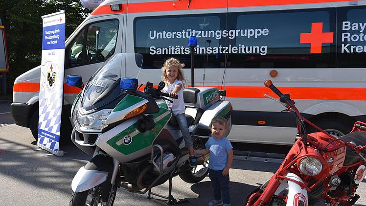 Neben der Feuerwehr waren auch Hilfsorganisationen und die Polizei dabei. Wicktoria und ihr Bruder Alexander Koscielski fanden das Motorrad der Beamten cool. Foto: Gabi Arnold