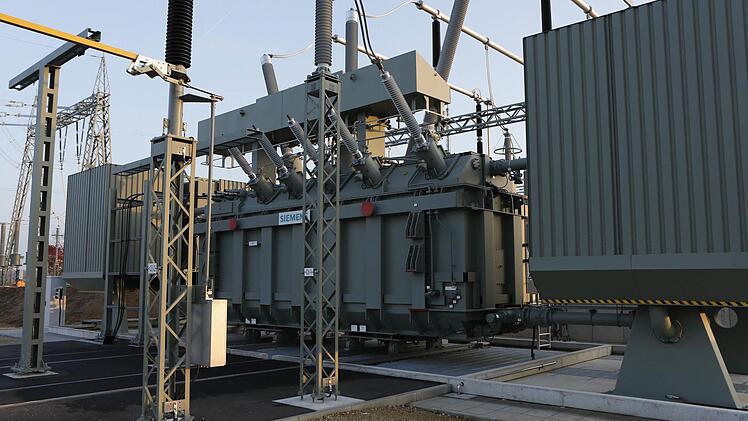Transformator: Wird mit Öl gekühlt und isoliert. Er kann bis zu 500.000 Haushalte mit Strom versorgen. Foto: Matthias Hoch