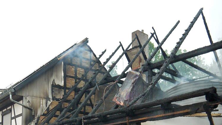 Aufräumarbeiten nach dem Brand in Oettingshausen. Foto: Berthold Köhler