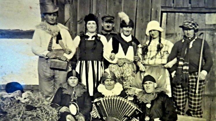 Theater wurden in Gleusdorf früher häufig gespielt. Das Foto zeigt eine Laienspielgruppe um das Jahr 1920 nach einer Aufführung im Winter.Quelle: Arbeitskreis Gleusdorfer Heimatgespräche