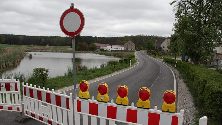 Die Staatsstraße zwischen Höchstadt und Herzogenaurach ist derzeit gesperrt. Auf dem Abschnitt zwischen Kleinneuses und Großneuses wird die Fahrbahn erneuert. Foto: Christian Bauriedel