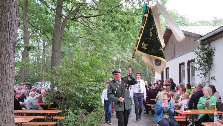 Nur noch wenige Minuten bis zur Proklamation: Wolfgang Halker trägt die Fahne beim Einzug der Schützen. Fotos: Monika Schütz
