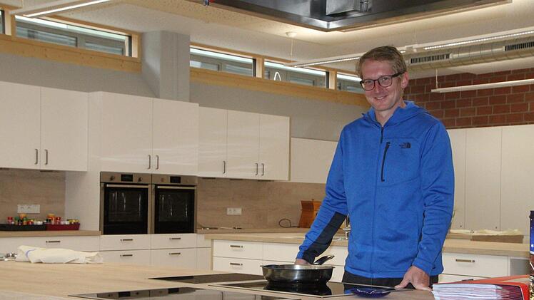 Auch die Lehrküche wurde saniert und neu eingerichtet, wie Peter Karl vom städtischen Baubüro zeigt. Foto: Ulrike Müller
