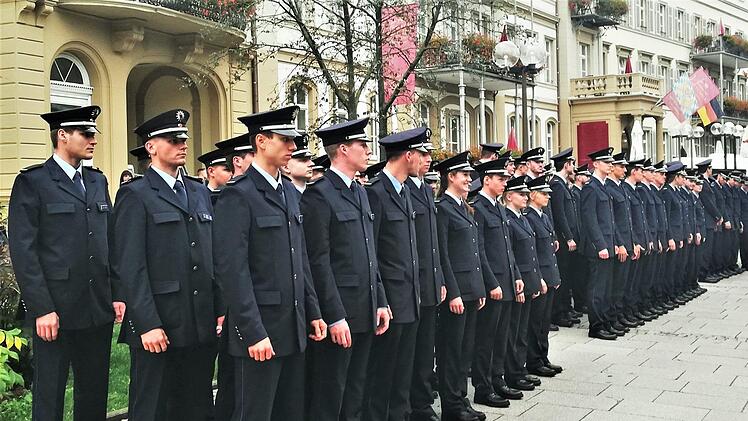 Antreten der vereidigten Polizeianwärter vor der Wandelhalle zum Abmarsch.Sigismund von Dobschütz