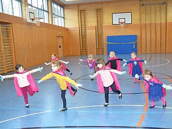 Jetzt gehen die Tanzübungen der kleinen Showtanzgruppe für die Kinderbütt-Nachmittage in Rothenkirchen in die heiße Phase. Hier tanzen sie eine Szene aus dem Film "Die Eiskönigin". Foto: Karl-Heinz Hofmann