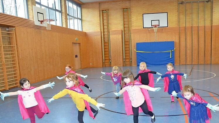 Jetzt gehen die Tanzübungen der kleinen Showtanzgruppe für die Kinderbütt-Nachmittage in Rothenkirchen in die heiße Phase. Hier tanzen sie eine Szene aus dem Film "Die Eiskönigin". Foto: Karl-Heinz Hofmann