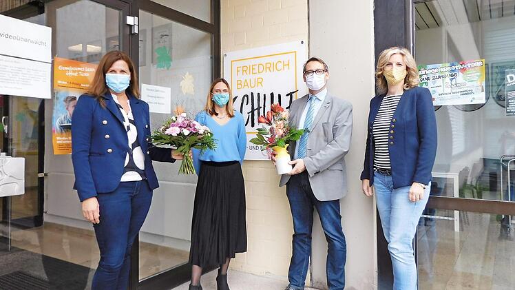 Sabrina Petzold (Zweite von links) wurde jetzt offiziell in ihr Amt als Rektorin der Friedrich-Baur-Schule in Stadtsteinach eingeführt. Mit im Bild Schulrätin Kerstin Zapf (links) sowie Konrektorin Simone Zimmerer und Bürgermeister Roland Wolfrum Foto: Klaus Klaschka