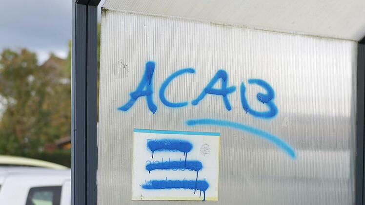 Vor dem Einkaufswagenhäuschen bei Edeka haben die Täter auch nicht Halt gemacht.