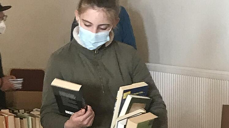 Jung und alt st&ouml;berte bei der Buchmesse.