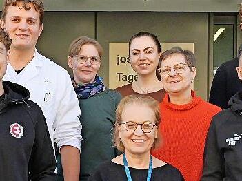 Marco M&uuml;ller, Fabian Hofmann und Jan Hainke &uuml;bergaben den Spendenscheck an Susanne Reichert, Chara Gravou-Apostolatou, Astrid Windpassinger, Gabriele R&ouml;der und Nikolaos Apostolatos vom Kinderpalliativzentrum Erlangen.