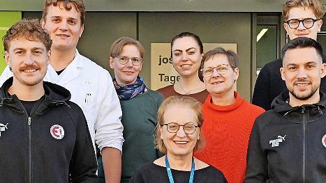 Marco M&uuml;ller, Fabian Hofmann und Jan Hainke &uuml;bergaben den Spendenscheck an Susanne Reichert, Chara Gravou-Apostolatou, Astrid Windpassinger, Gabriele R&ouml;der und Nikolaos Apostolatos vom Kinderpalliativzentrum Erlangen.