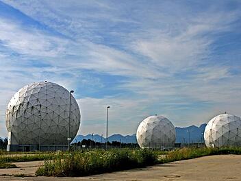 Die Antennenkuppeln der ehemaligen US-amerikanischen Abhörbasis Bad Aibling Station(BAS) der National Security Agency (NSA). Foto: Diether Endlicher/dpa
