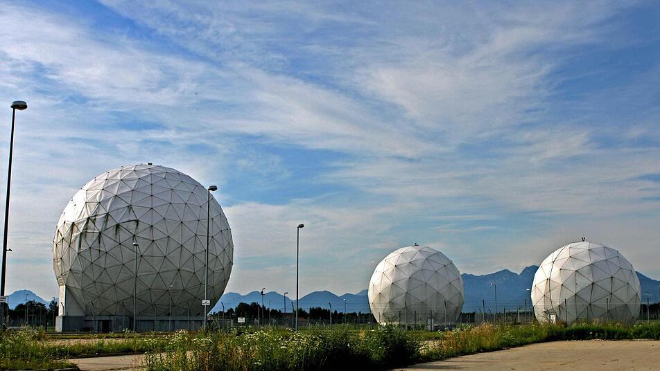 Die Antennenkuppeln der ehemaligen US-amerikanischen Abhörbasis Bad Aibling Station(BAS) der National Security Agency (NSA). Foto: Diether Endlicher/dpa