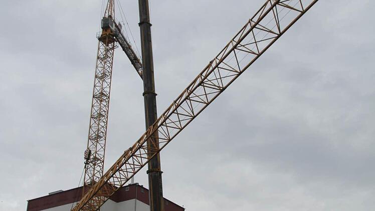 Mit zwei Autokränen wird der Mega-Kran, der das Ireks-Silo ohne Probleme überstreichen musste, abgebaut. Für den Auf- und Abbau zahlt die Firma Mühlherr aus Küps allein 50.000 Euro netto. Insgesamt schlug allein die Kranmiete samt Auf- und Abbaukosten mit über 200.000 Euro zu Buche