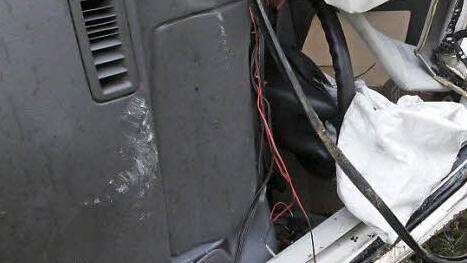 Gottlob öffnete sich der Airbag, der den Fahrer vor noch schlimmeren Verletzungen bewahrte. Foto: Josef Hofbauer