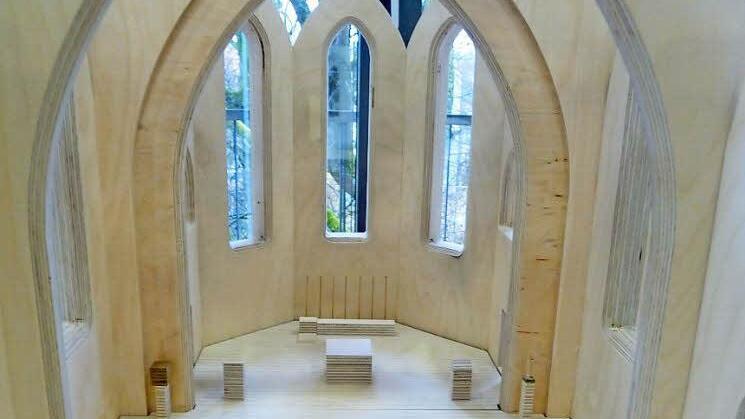 Mit seinen Entwürfen überzeugte Rolf Ackermann die Jury des Künstlerwettbewerbs von St. Augustin. Über die Umsetzung entscheidet die Kommission für Liturgie und Kunst des Erzbischöflichen Ordinariats Bamberg. Fotos: Andreas Kuschbert/Roland Huth