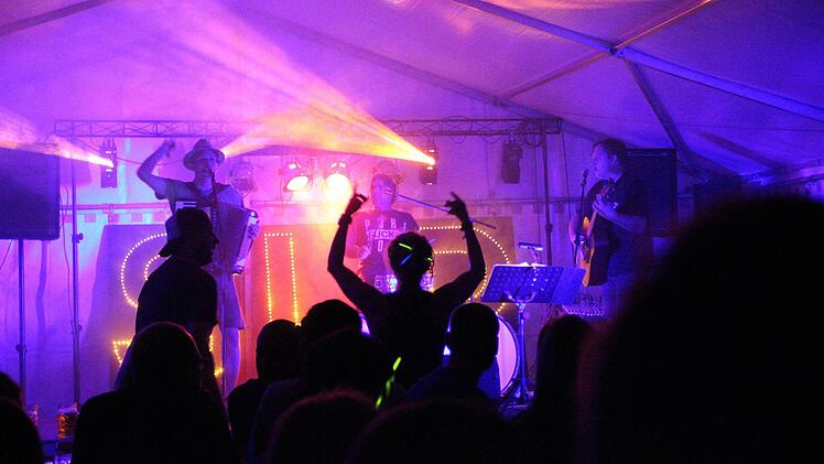 Am Samstagabend spielte die Forchheimer Band "SLP", bestehend aus Schönfelder, Lauger und Puppich. Foto: Daniel Ruppert