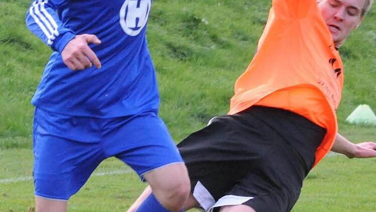 Hängengeblieben: In der zweiten Sichtungsrunde war Schluss für Baris Aktepe (links) vom FC 06 Bad Kissingen. Foto: Hopf