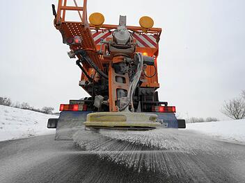 Jedes Jahr werden in Bayern im Schnitt 135 Millionen Euro für den staatlichen Winterdienst ausgegeben, davon 25 Millionen allein für Streusalz. Foto: David Ebener, dpa