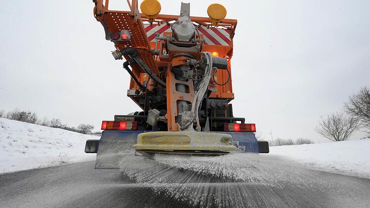 Jedes Jahr werden in Bayern im Schnitt 135 Millionen Euro für den staatlichen Winterdienst ausgegeben, davon 25 Millionen allein für Streusalz. Foto: David Ebener, dpa