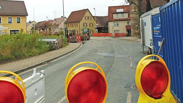 Bis Juni ist die Durchfahrt gesperrt.  Foto: Petra Malbrich