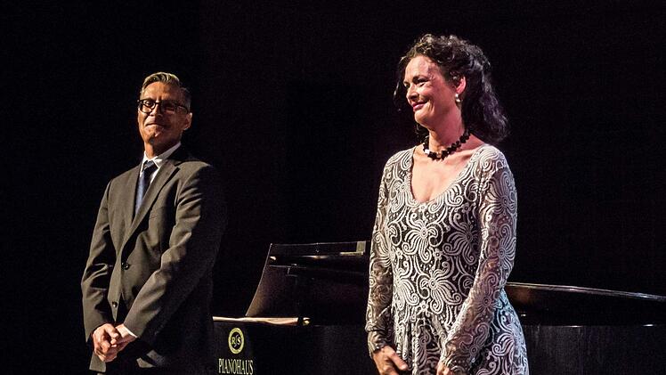 "Herzlich lieben, mutig hassen" lautete das Motto eines Liederabends mit Gabriela Künzler und Antonio Grimaldi in der Coburger Reithalle. Foto: Jochen Berger