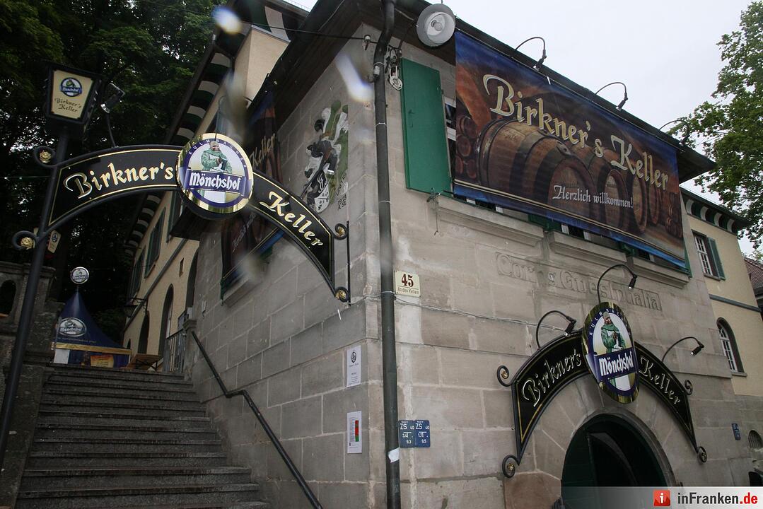 Besonders beliebt bei der Frühschoppern: Wer bei Mönchshof-Bier aus Kulmbach die Aussicht genießen will, ist hier goldrichtig!