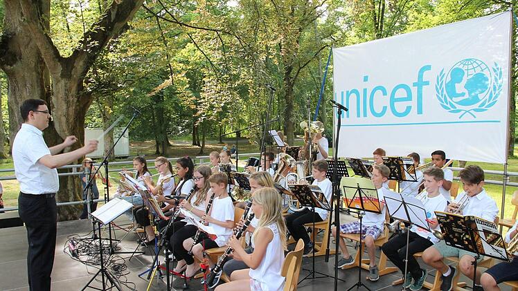 Zum ersten Mal Gast in Mitwitz war das Schulorchester der Grundschule Stockheim unter der Leitung von Daniel H&auml;rich und unterhielt die Besucher des Unicef-Kinderfestes. Foto: Herbert Fischer