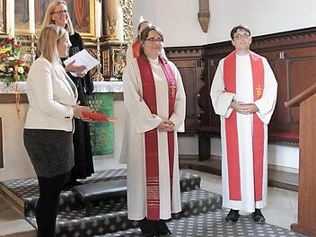 Diakonin Judith Bär (Mitte) nach Ihrer Einführung in der St.-Ägidius-Kirche durch Dekan Stefanie Ott-Frühwald (hinten links und Diakon Windisch (rechts). Foto: Thomas Micheel