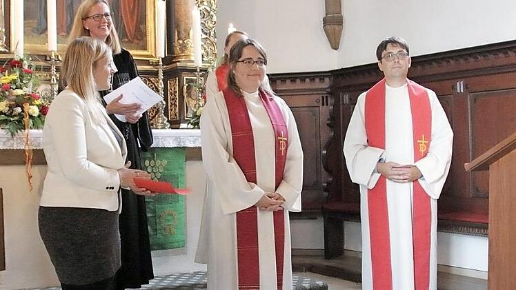 Diakonin Judith Bär (Mitte) nach Ihrer Einführung in der St.-Ägidius-Kirche durch Dekan Stefanie Ott-Frühwald (hinten links und Diakon Windisch (rechts). Foto: Thomas Micheel