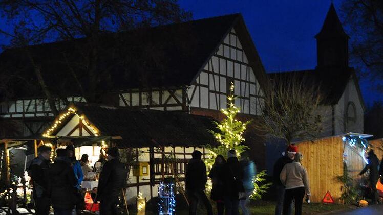 Wenn es dunkel wird, entfaltet der Weihnachtsmarkt seine besondere Atmosphäre.Simon Albrecht